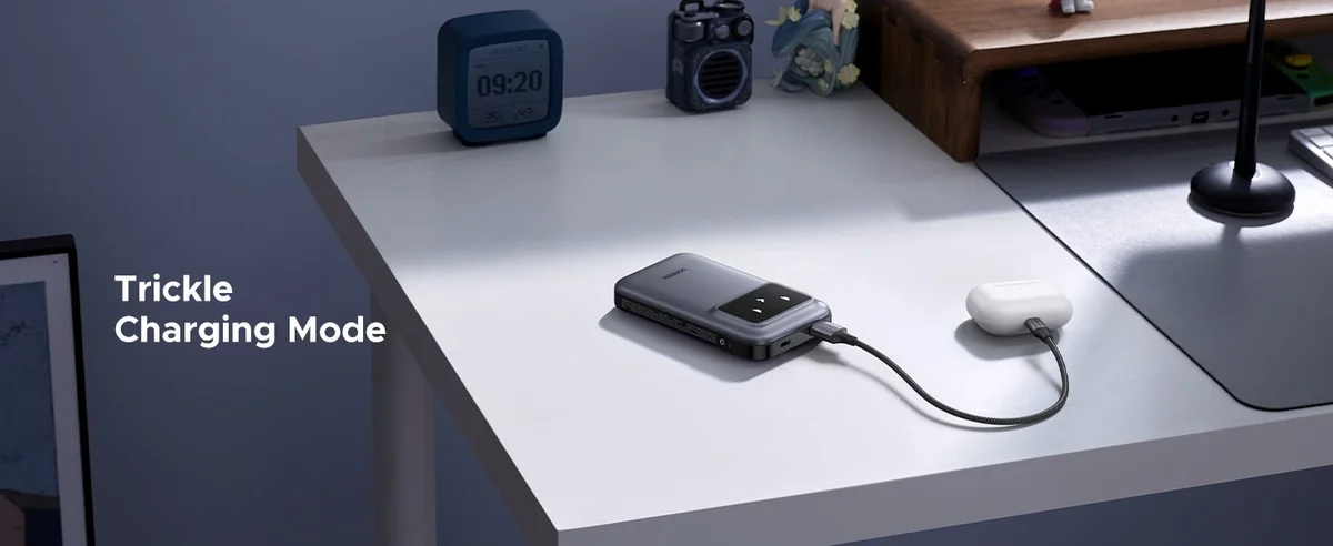 Pin sạc dự phòng dùng cho điện thoại, 10000mAh Li-ion, màu xám đậm 3 cổng đầu ra Ugreen 35603B