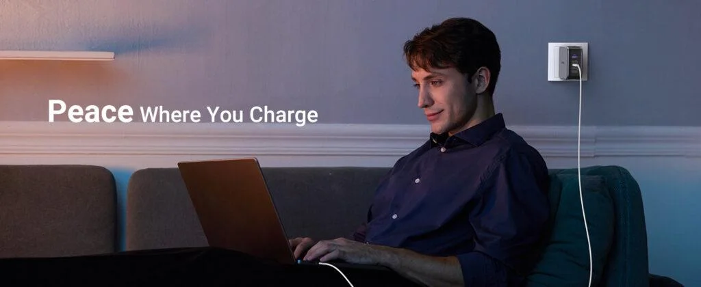 Sạc nhanh 140W chân dẹt Ugreen CD289 công nghệ GaN sạc nhanh 140W 2xUSB-C, 1xUSB-A sa màu xám (90548)